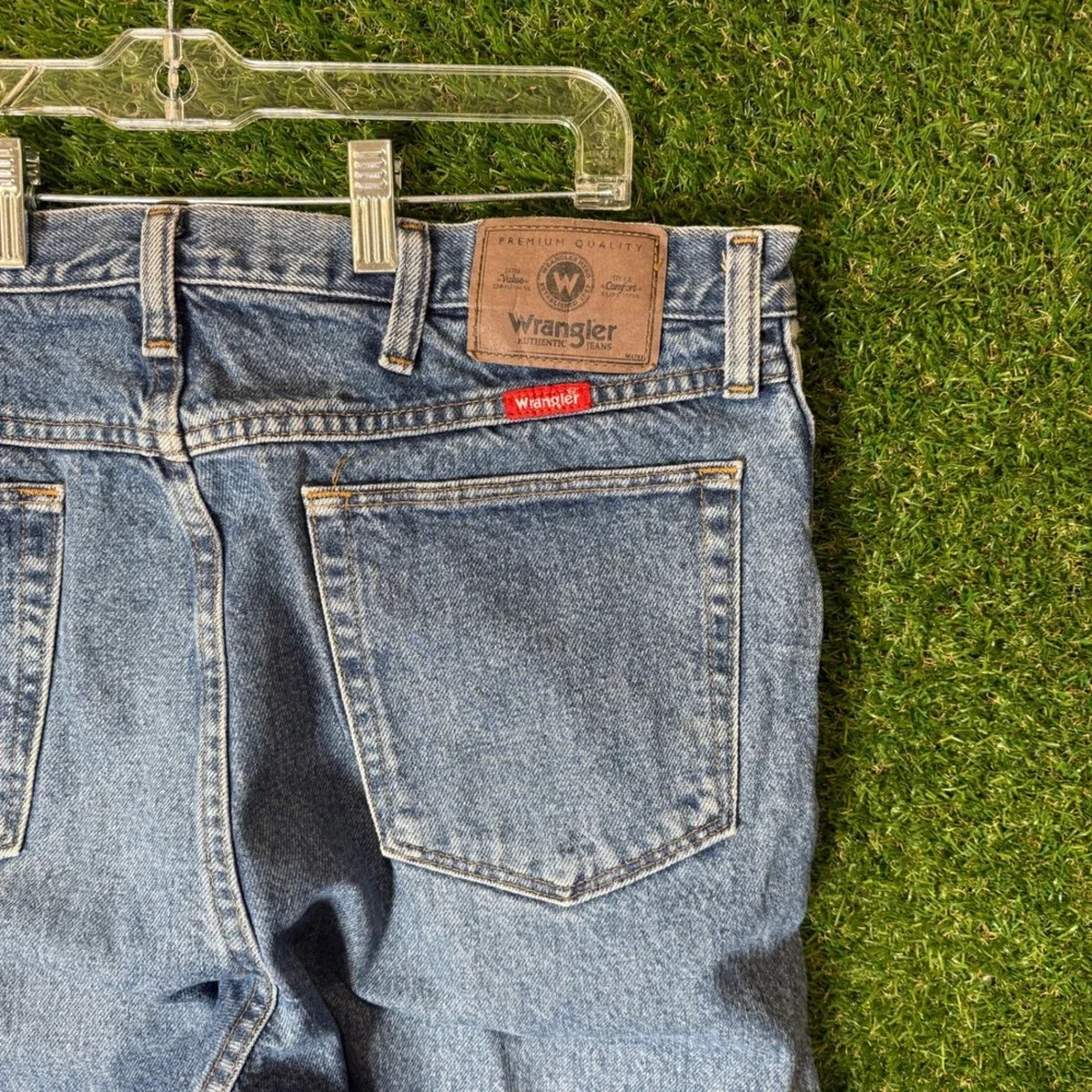 Wrangler Authentic Jeans Mens Size 36x30 Light‎ Wash Denim Casual Pants